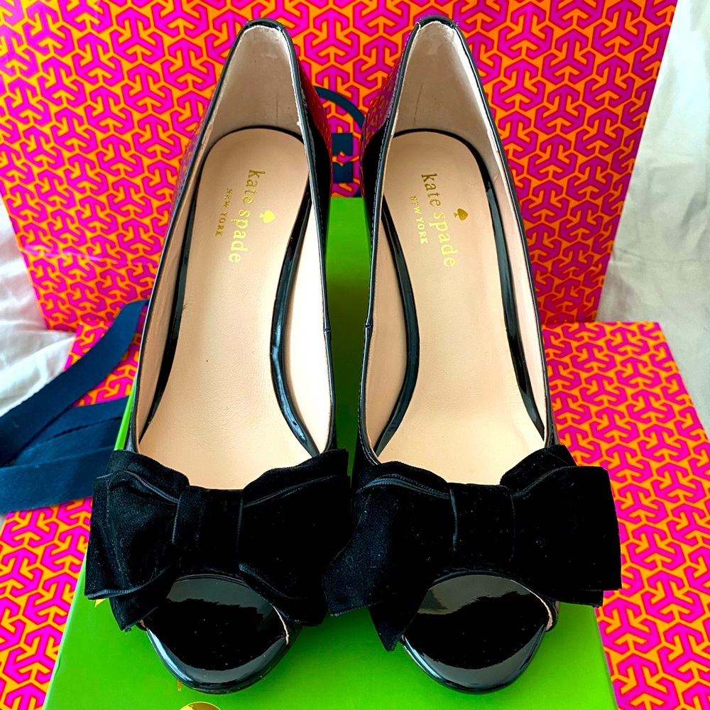 Beautiful and classy Kate Spade wedge open toes; brand new never worn sa 6!
